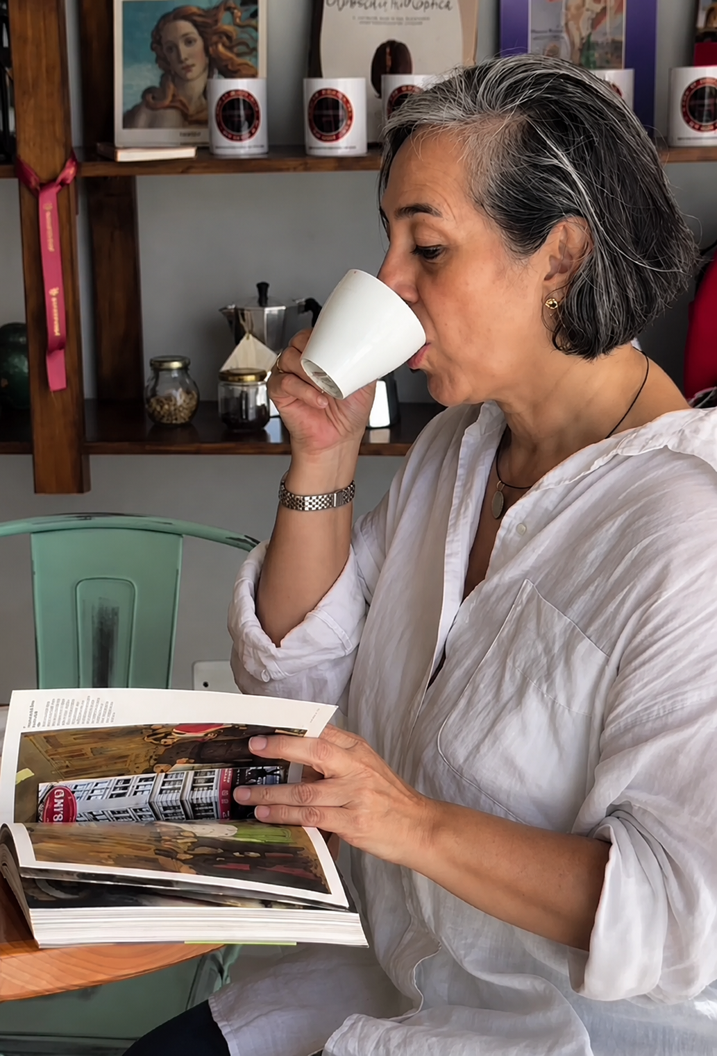 Un momento di lettura e caffè — La Antigua Café